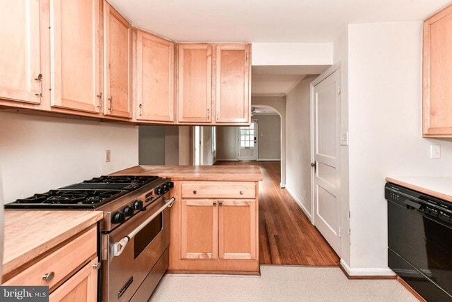 Building Photo - 419 S Barton St