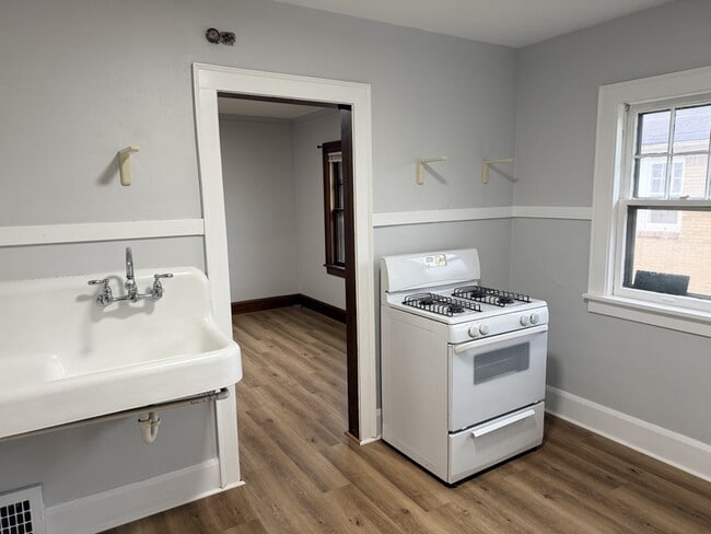 Building Photo - 907 15th St