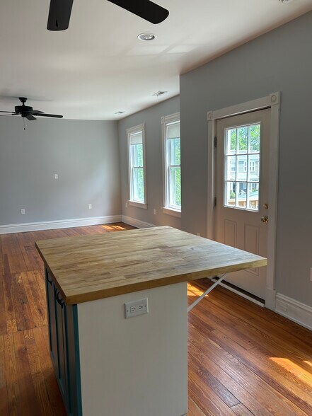 Building Photo - 1103 Oakwood Ave