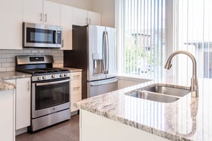 Interior Photo - 499 Franklin