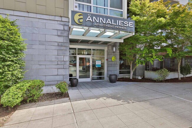 Building Photo - Annaliese