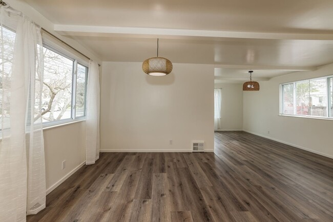 Building Photo - 3 Bedroom Home Available In Albany!