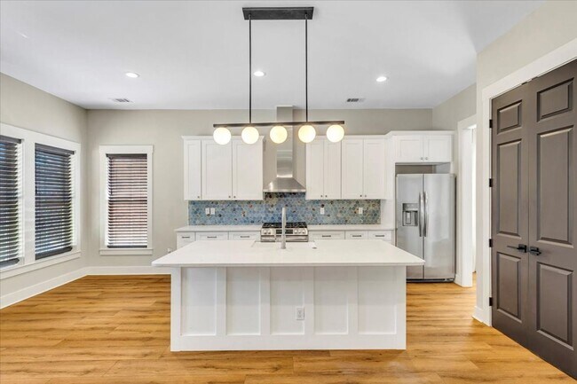 Building Photo - Downtown 4 bedroom home