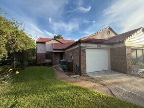 Building Photo - Spacious 2 bedroom, 2 bathroom home
