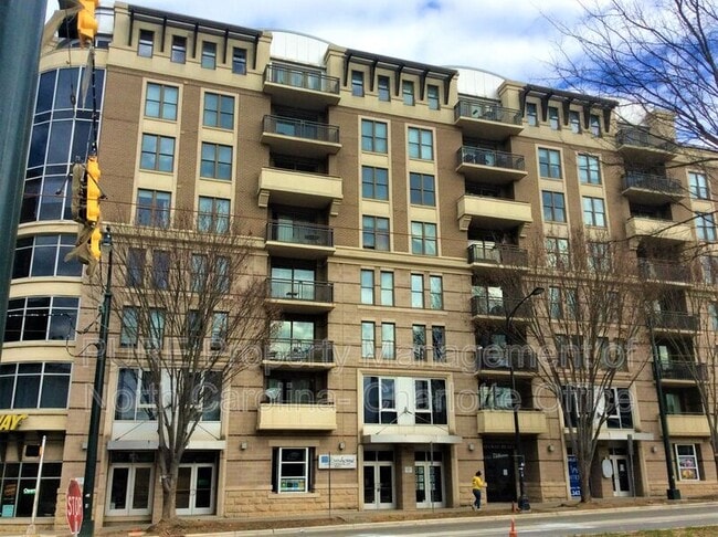 Building Photo - 718 W Trade St