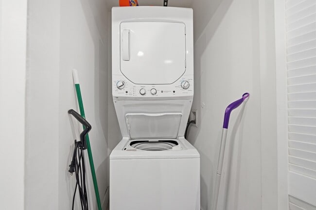 Building Photo - 13800 Highland Dr