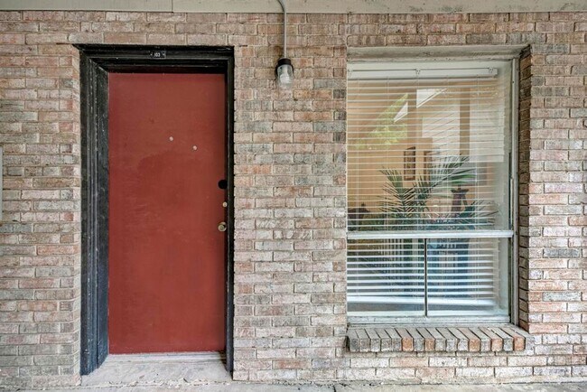 Building Photo - WASHER / DRYER, WOOD FLOORS OPEN LIVING LAYOUT !!