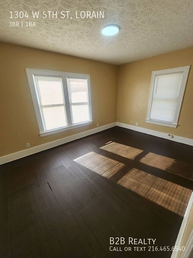 Building Photo - 1304 W 5th St