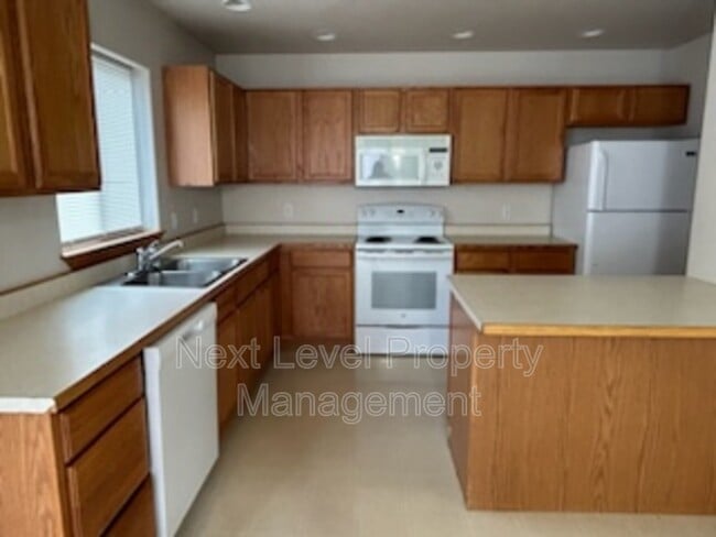 Building Photo - 1975 Greatview Dr