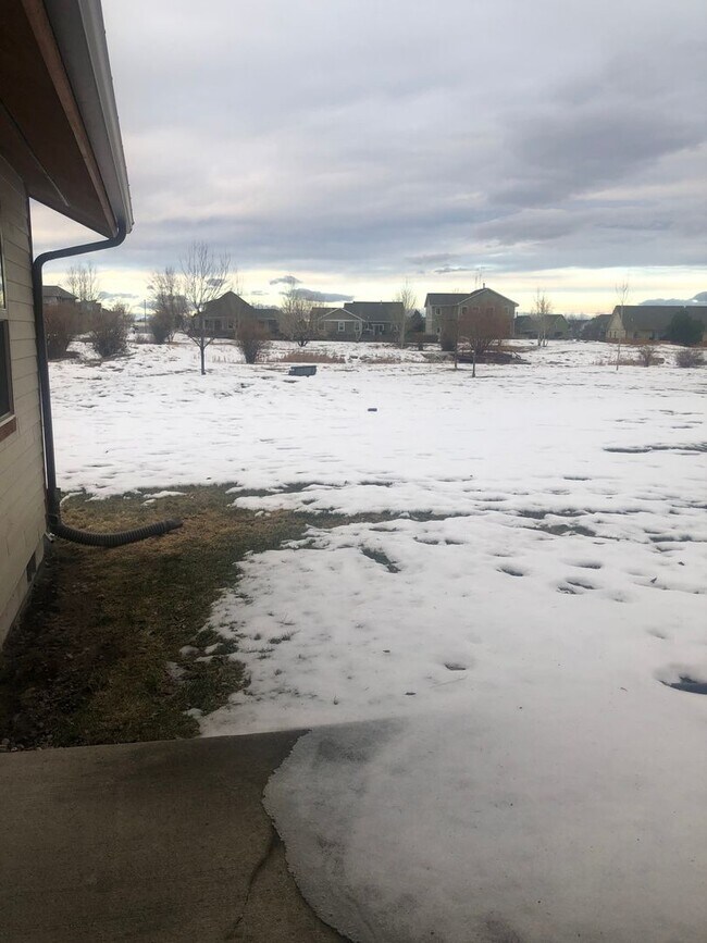 Building Photo - 3 Bedroom / 2 Bathroom Townhouse – Pet Fri...