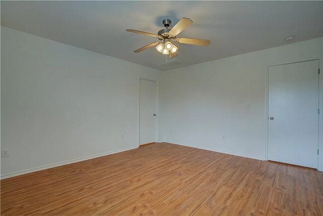 Building Photo - Beautiful Brick Home in Great School Distr...
