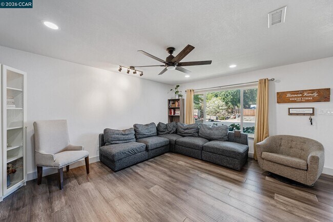 Building Photo - 1208 Roseann Dr