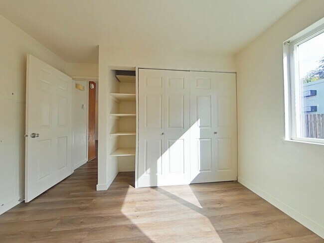 Building Photo - 1 Bedroom Apartment ~ Close to Campus ~ Ca...