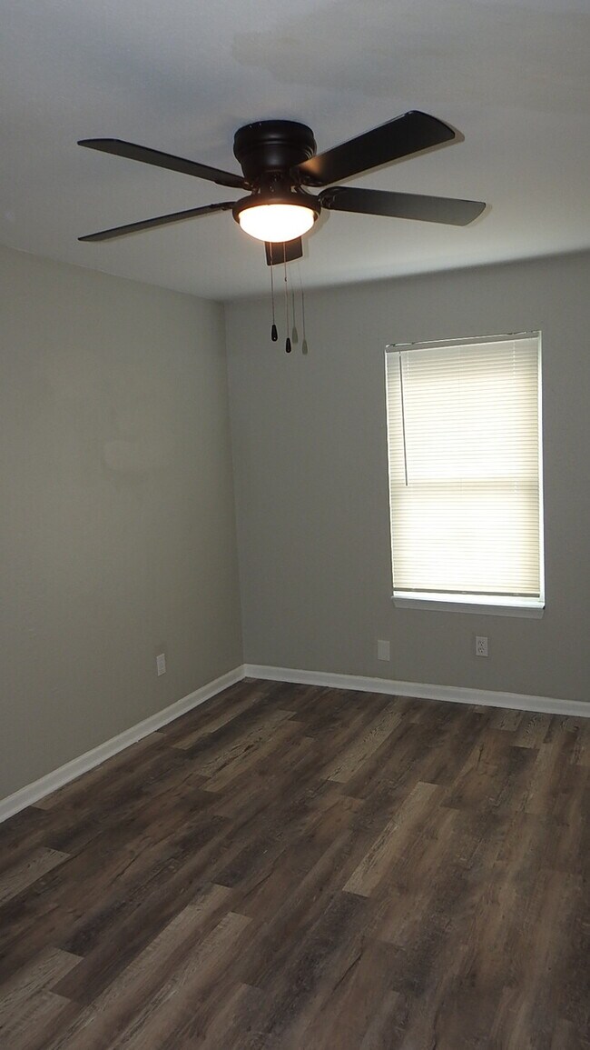 Building Photo - Incredibly spacious 4 bedrooms and 2 baths top-floor duplex located on Elmwood Ave in Kansas City...