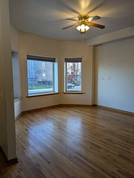 Living Room - 3212 W Warren Blvd