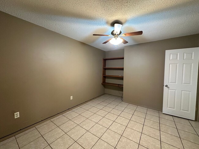 Building Photo - 1402 N Hartford Ave