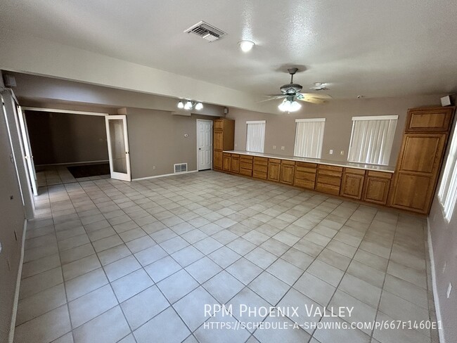 Building Photo - Large 4/ 2.5 Home Warm &  Welcoming & Larg...