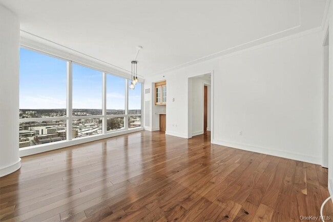 Building Photo - 5 Renaissance Square