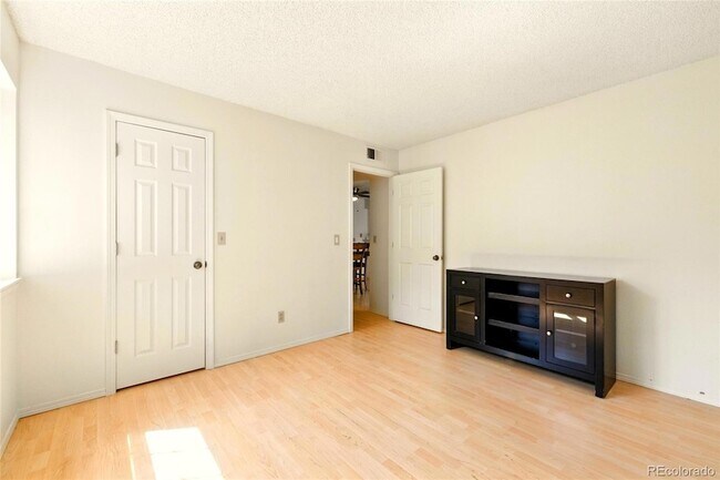 Building Photo - 922 S Walden St