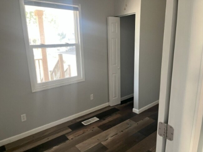 Building Photo - 2 Bed Available now!