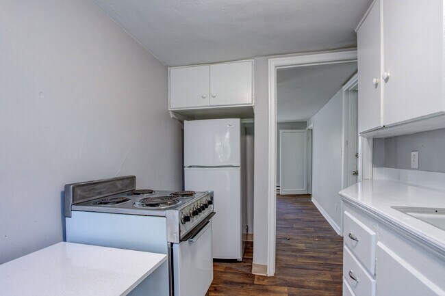 Building Photo - Custer Street 1x1 unit!  Cozy and Quiet neighbor