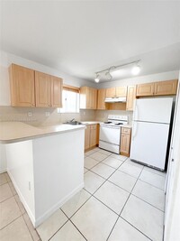 Building Photo - 2910 SE 12th Rd