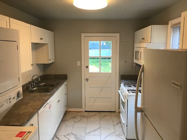 Building Photo - -- AVAILABLE JUNE 4TH -- 3 BR/ 1 BA Ranch ...