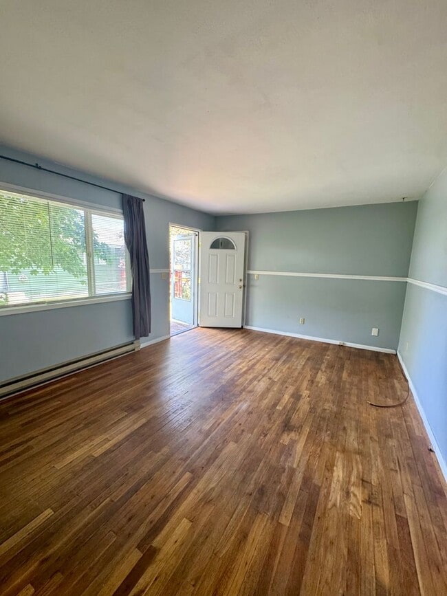 Building Photo - Renovated 2 bed 1 bath duplex near town ce...
