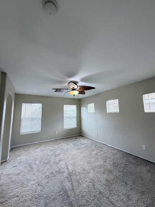 Building Photo - 3 bd 2.5 bath with LOFT