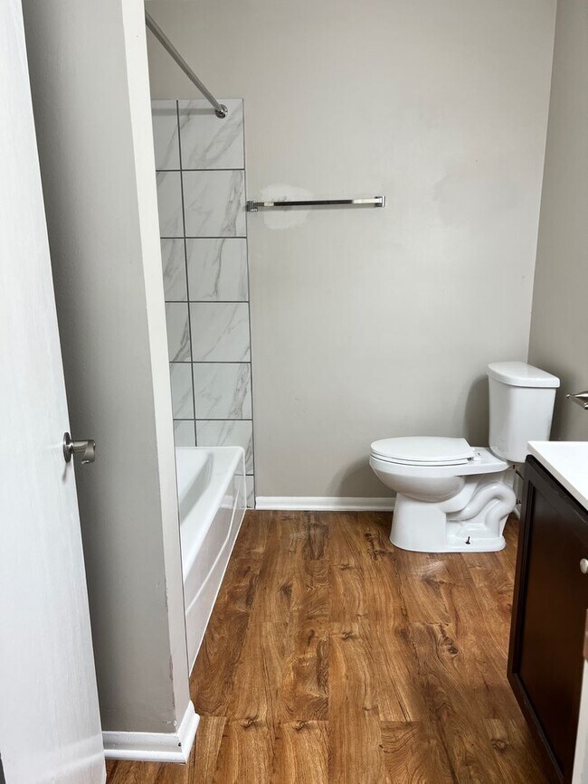 Building Photo - Charming 2-Bedroom 2 bathroom Apartment in the Heart of Chesterton!