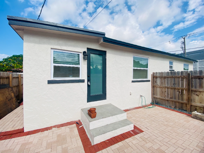Building Photo - 828 SW 43rd Ave