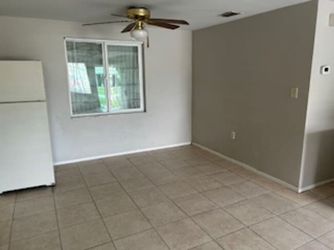 Building Photo - Well maintained 2/1 in a quiet neighborhood