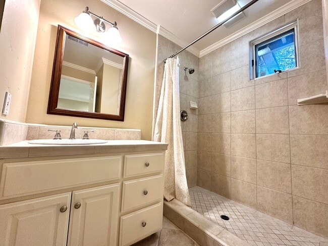 Building Photo - Beautiful 4 Bed 3 Bath Home with Attached ...