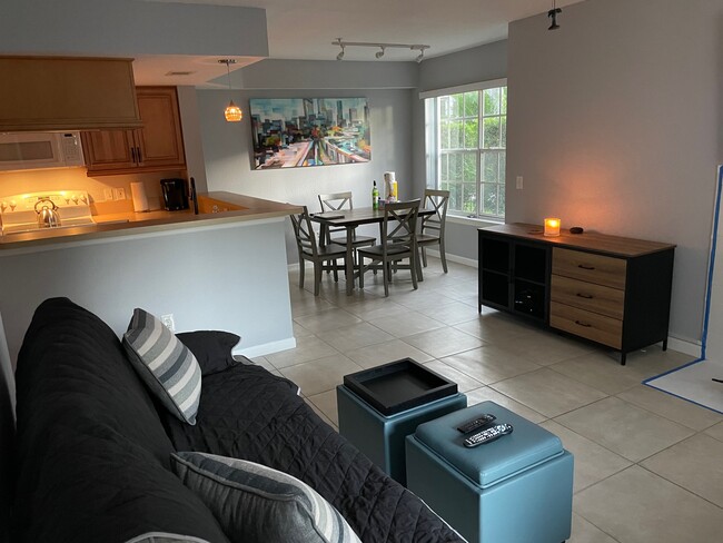 Building Photo - 850 S Tamiami Trl