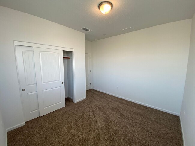 Building Photo - Corner lot Woodside Home in NW Visalia com...
