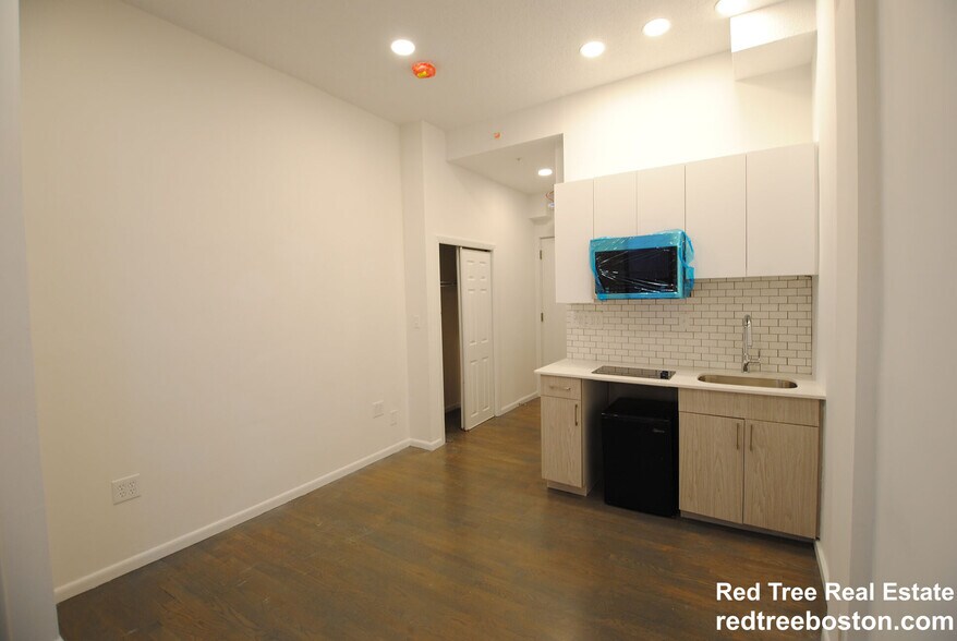 Building Photo - 270 Newbury St