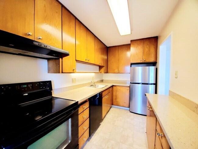 Primary Photo - Spacious, sunny Woodlake Condo