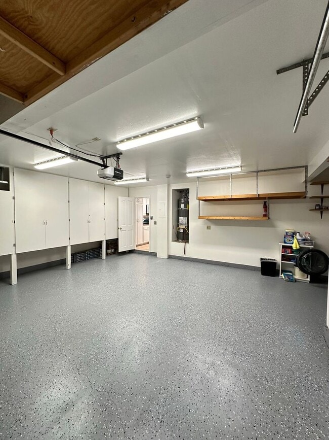 Building Photo - 3 Bedroom Tustin Condo - Recently Renovated - 2 Car Gar - Beautiful!!!!!