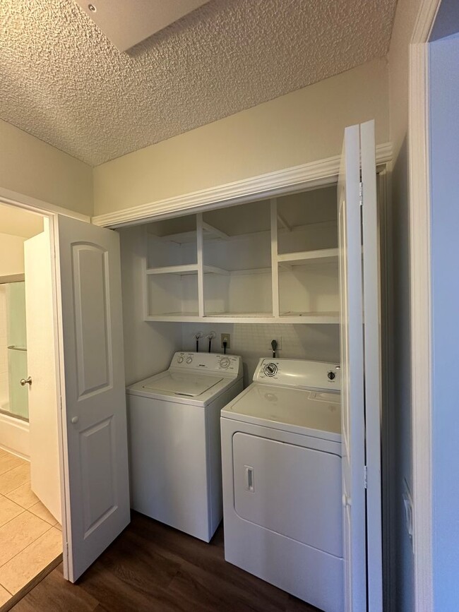 Building Photo - Condo, ready for move-in!