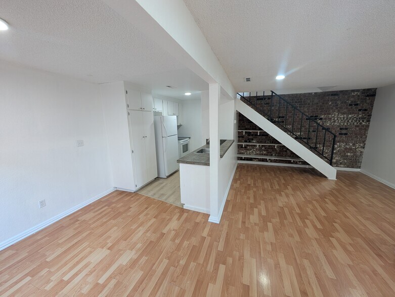 Primary Photo - 2125 S Division Ave