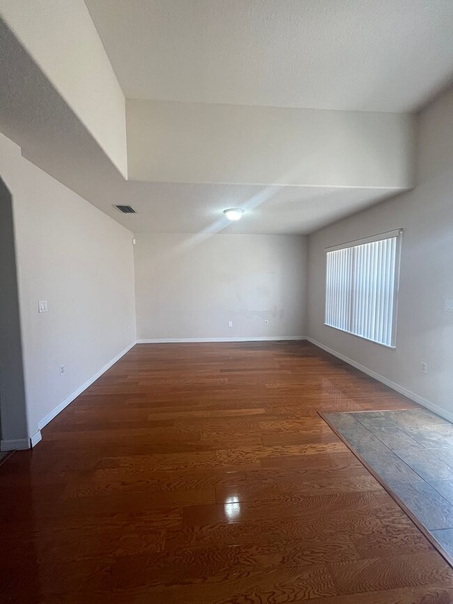 Building Photo - Beautiful Open Floor Plan 4 bedrom 2 Bath!