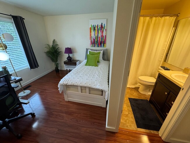 Building Photo - 2Bd/2.5Ba Bellevue Townhouse