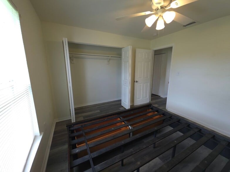 Building Photo - 901 Colonial Ave SE