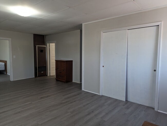 Building Photo - 2 BEDROOM UPSTAIRS FURNISHED APARTMENT