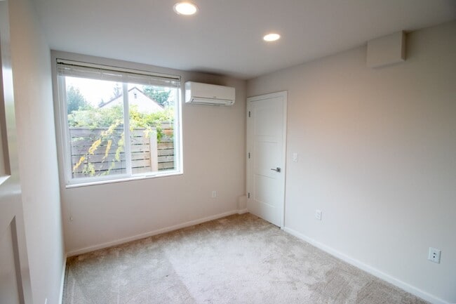 Building Photo - 3Bd/1.75Ba Seattle Townhouse