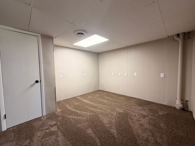 Building Photo - Rockford Schools! 4 Bedroom Duplex