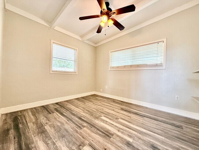 Building Photo - Charming updated 3Bedrooms 1Bath Home in p...