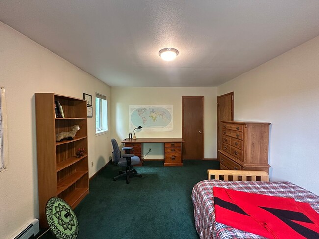 Building Photo - Fully Furnished 3BD/3BA Home with Solar Power