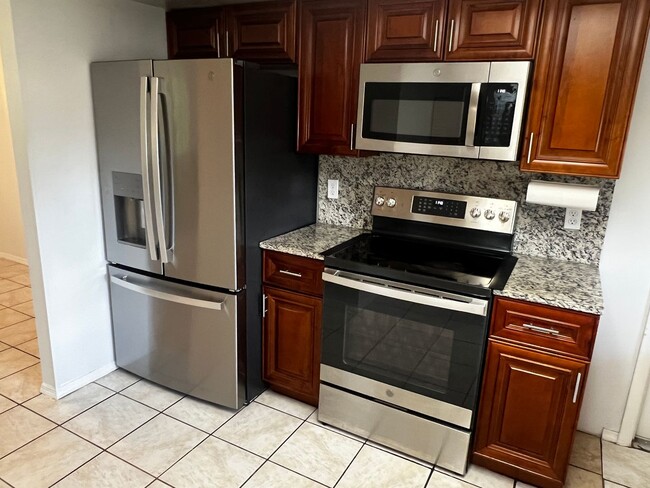 Building Photo - 3 BEDROOM 2 BATH CONVENIENTLY LOCATED WITH A TROPICAL OASIS IN THE BACK YARD!