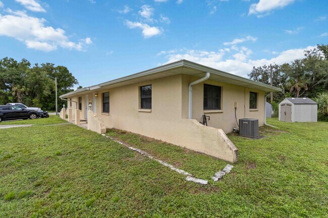 Building Photo - "Charming 2-Bedroom Duplex in Port Charlotte1"